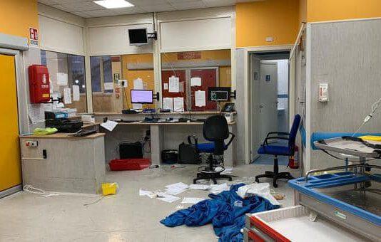Tentata rapina a carabiniere, muore 15enne- familiari devastano pronto soccorso