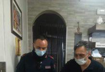 Anziano piange su una panchina perchè non mangia da giorni- Poliziotti gli donano cibo