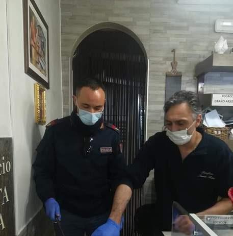Anziano piange su una panchina perchè non mangia da giorni- Poliziotti gli donano cibo