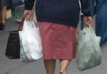 Anziana esce 11 volte in un giorno per fare spesa, multata