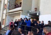 Calabria, centinaia di persone a funerale nel quartiere rom “Ciampa di Cavallo”- Indagini della Polizia
