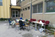 Entrano in una scuola e fanno grigliata nel giorno di Pasquetta