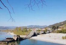 Crolla ponte in provincia Massa Carrara- rimasti coinvolti due furgoni