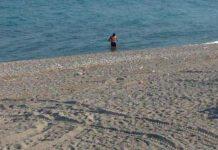 Prende sole e fa bagno a mare, multato