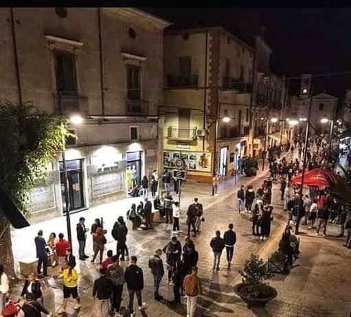 Calabria- “Movida irresponsabile”, il sindaco chiude due esercizi