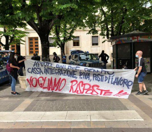 Calabria- Stato di crisi e necessità famiglie, manifestanti tentano di entrare in Prefettura