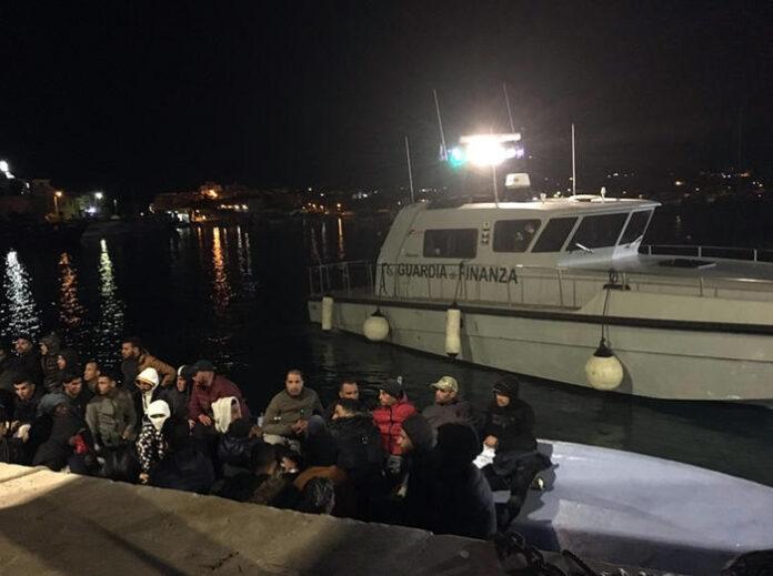 Migranti: Alarm Phone, in 67 sbarcati a Lampedusa