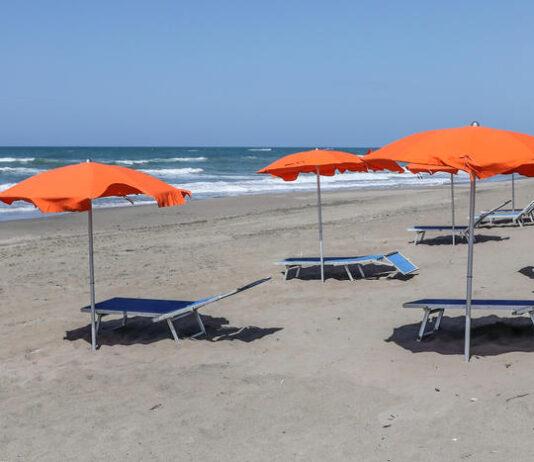 Fase 2, al mare distanza tra ombrelloni di 5 metri- al ristorante 4 metri a cliente, no a buffet