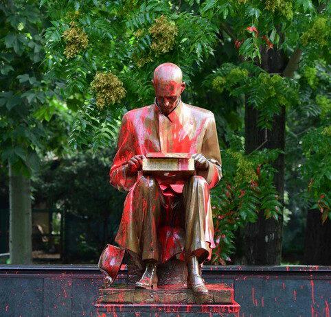 Il Pensiero Del Giorno. Imbrattata la statua di Indro Montanelli: Collettivi studenteschi rivendicano il gesto