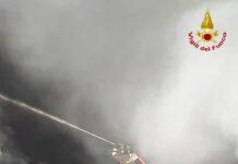 Due vasti incendi nella notte in due aziende