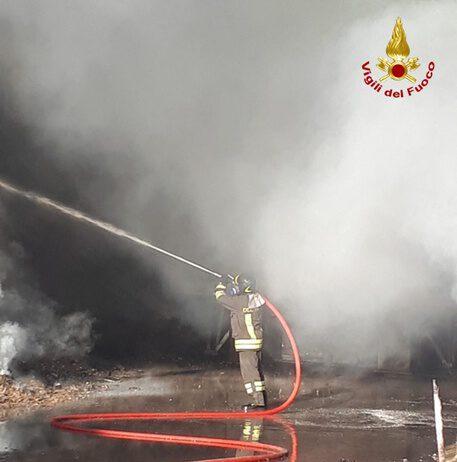 Due vasti incendi nella notte in due aziende