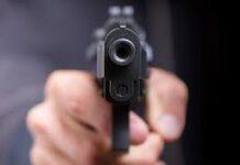 Si presenta all’esame di maturità con pistola e minaccia Professori