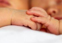 Lasciano figli di 16 mesi a casa da soli per fare una vacanza. Trovato morto un bimbo, l’altro ricoverato in coma. Arrestati genitori