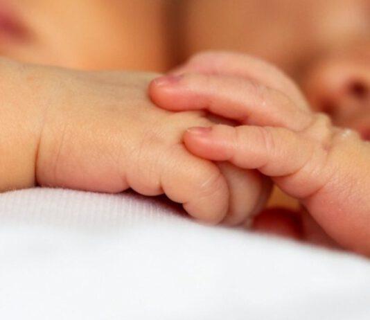 Lasciano figli di 16 mesi a casa da soli per fare una vacanza. Trovato morto un bimbo, l’altro ricoverato in coma. Arrestati genitori