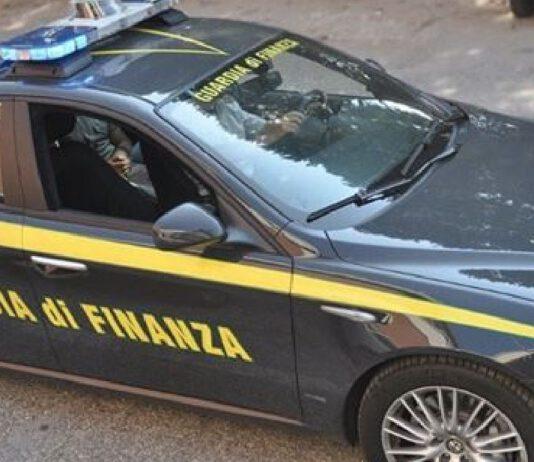 Docente a scuola ma si assenta per fare avvocato- indagato insieme alla moglie Guardi di Finanza Macchina auto