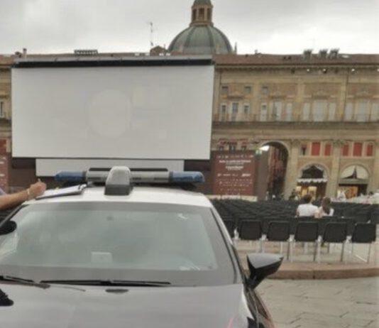 Film porno proiettato su maxi schermo a Bologna- denunciato 24enne