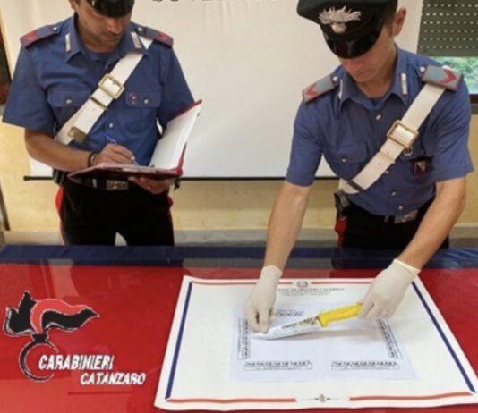 Tenta estorsione armato di coltello da macellaio, arrestato 55enne
