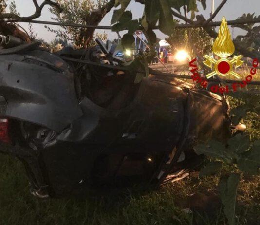 Incidente sulla SS-106: auto si ribalta, due feriti