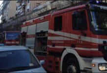 Lascia figli di 2,3 e 5 anni chiusi sul balcone, denunciata mamma