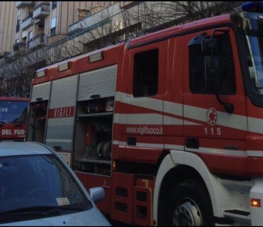Lascia figli di 2,3 e 5 anni chiusi sul balcone, denunciata mamma