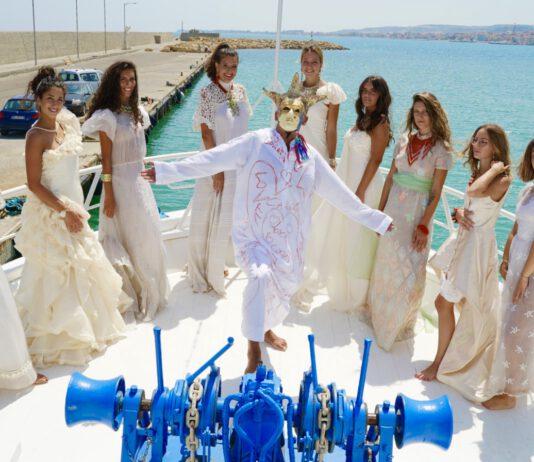 Calabria: il designer Greco omaggia Nettuno con le sue spose: sfilata su peschereccio Maria Margherita