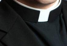 Filmano prete mentre fa sesso e lo ricattano