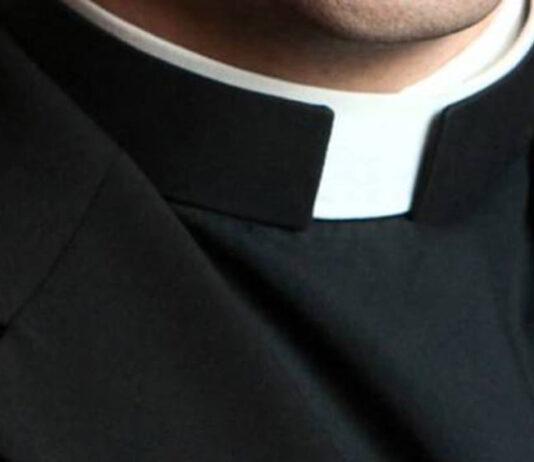 Filmano prete mentre fa sesso e lo ricattano