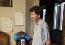 Prete ucciso a coltellate da un immigrato