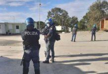 Nuovi momenti di tensione alla tendopoli, sassi e oggetti contro polizia