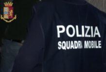 Uccide la compagna a coltellate e si costituisce in caserma con le mani ancora sporche di sangue