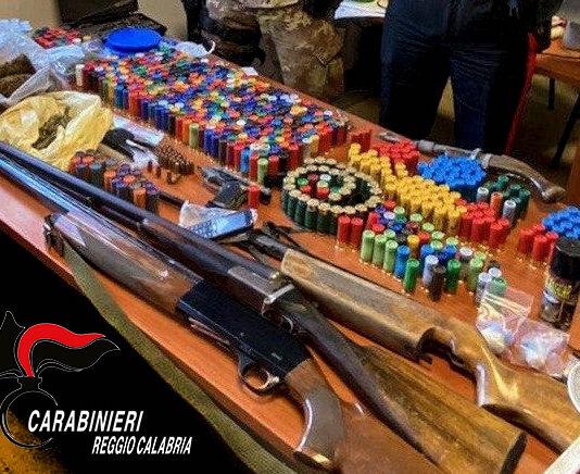 Un arresto per detenzione illegale di armi e munizioni e di detenzione ai fini di spaccio di stupefacenti