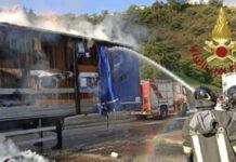 Autocarro prende fuoco in autostrada, illeso il conducente