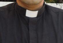 Celebra comunione con mascherina abbassata- prete positivo al COVID