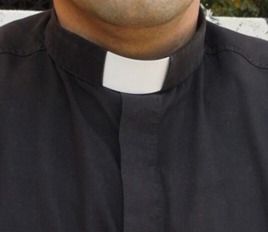 Celebra comunione con mascherina abbassata- prete positivo al COVID