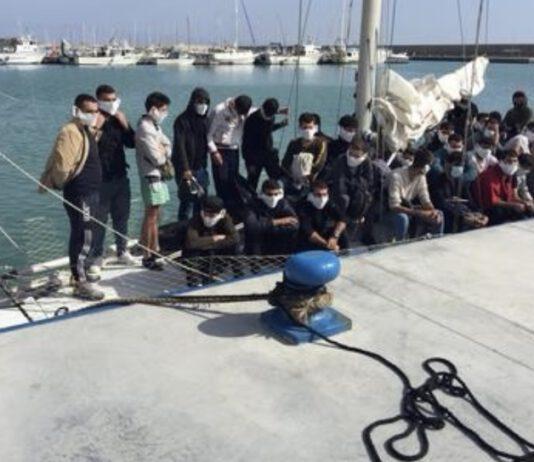 Coronavirus- Migranti sbarcati a Roccella: 3 positivi
