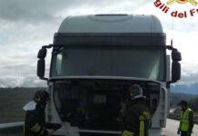 Tir in fiamme in autostrada- vigili domano incendio