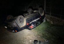 Gli ritirano patente torna con ruspa e ribalta auto dei carabinieri, arrestato