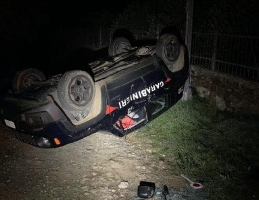 Gli ritirano patente torna con ruspa e ribalta auto dei carabinieri, arrestato