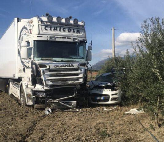 Incidente tra auto e camion- morto 42enne