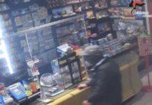 Rapina in tabaccheria, arrestato 19enne