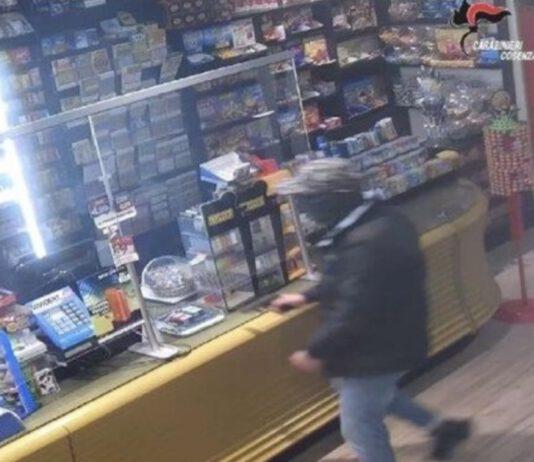 Rapina in tabaccheria, arrestato 19enne