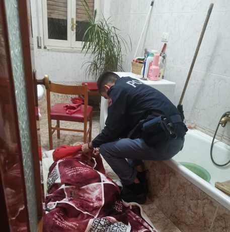 Anziana sola in casa cade, salvata da agenti Polizia