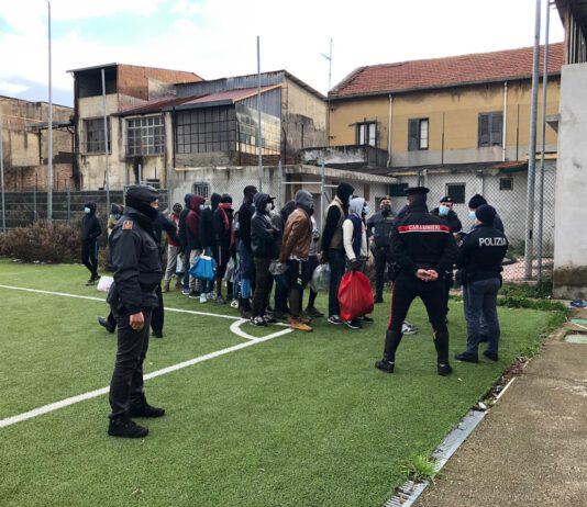 Gioia Tauro- giocavano a calcio in campo sportivo sequestrato- denunciati extracomunitari