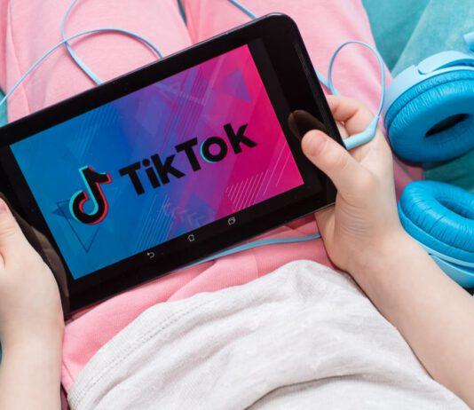 Si lega cintura alla gola per una sfida su Tik tok- grave bimba di 10 anni