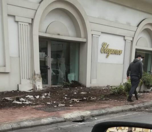 Rosarno incidente- auto finisce su vetrina negozio