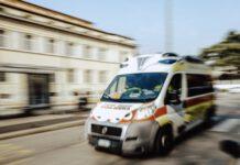 Bimbo autistico muore soffocato sotto cumulo di vestiti