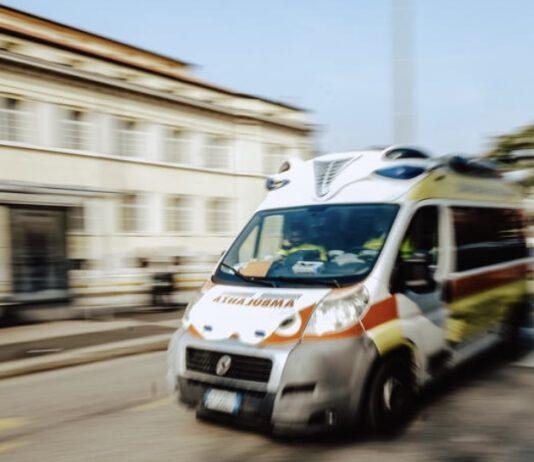 Bimbo autistico muore soffocato sotto cumulo di vestiti