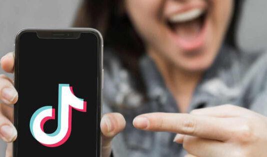 Nastro adesivo su naso e bocca per non respirare- Denunciata influencer siciliana per istigazione al suicidio