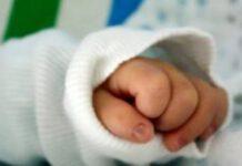 Partorisce in strada tra rifiuti- madre e bimbo stanno bene