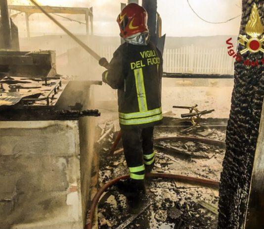 Calabria: Incendio in stabilimento balneare
